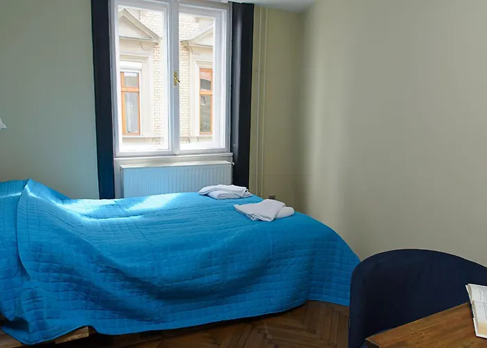 New - Walnuttree Double 12 Person In - Hungary Budapesta